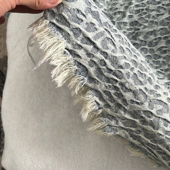 POL Distressed Leopard Denim Jacket Medium - Picture 7 of 9